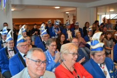 Viele Gäste sind gekommen.