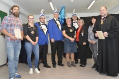 Für Ihre Verdienste werden Florian Kleinteich und Bruder Bernhardin mit dem Verdienstorden des Fasnachtsverbandes Franken ausgezeichnet. Julia Meinzinger, Christine Bucher, Walfried Thiel und Marco Weickert erhalten den Verbandsorden des Fasnachtsverbandes Franken. Die AlZiBib gratuliert den Geehrten und dankt für ihre Verdienste für den Verein.